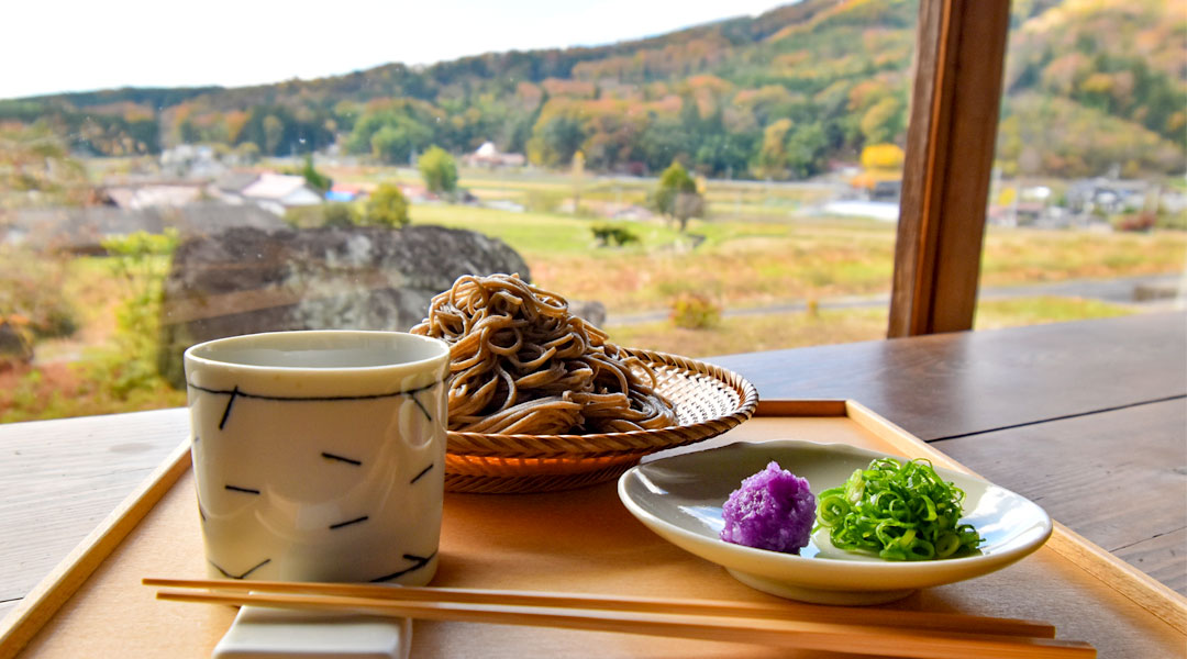 ざるそばと窓の景色
