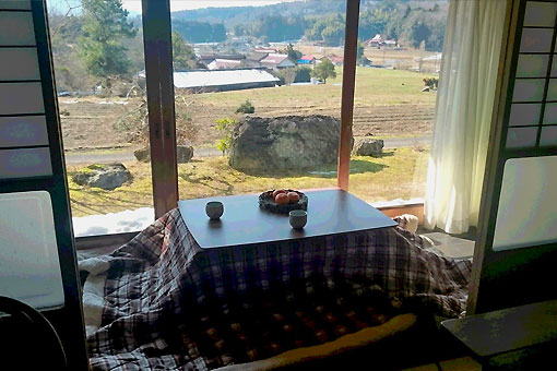 冬場はこたつに入ってお待ちください